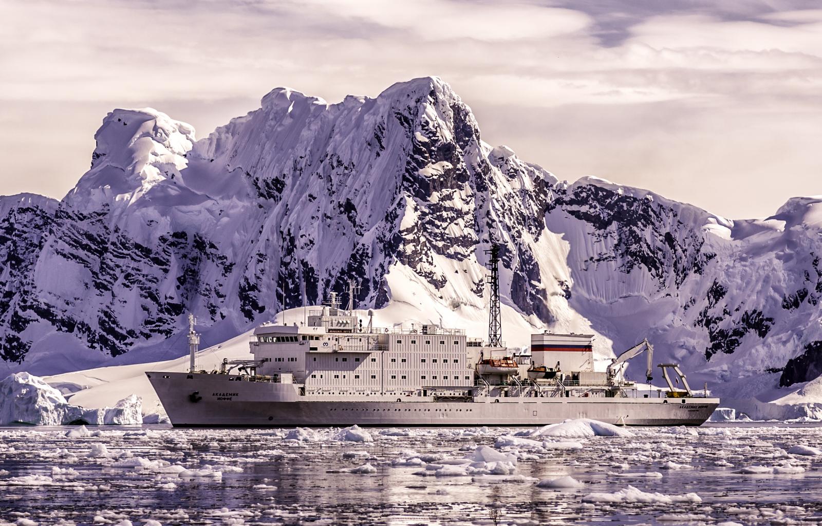 Arctic Cruise Ship Runs Aground In Canada S Northwest Passage