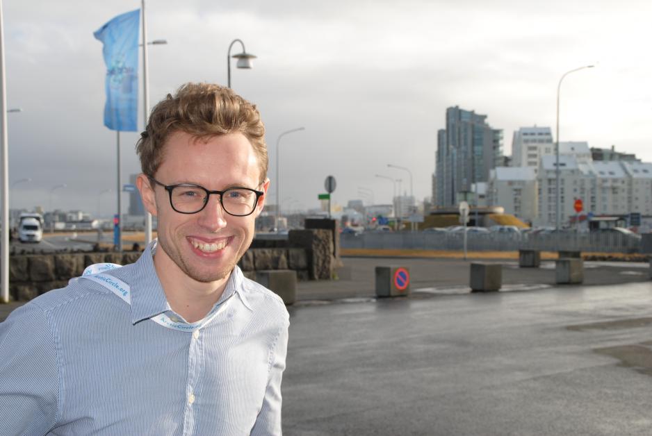 - A combination of solar and wind power, supplied with geotermic energy and use of hydrogen, may provide Longyearbyen with a sustainable energy system, argues PhD Candidate Hans-Kristian Ringkjøb. (Photo: Arne F. Finne)
