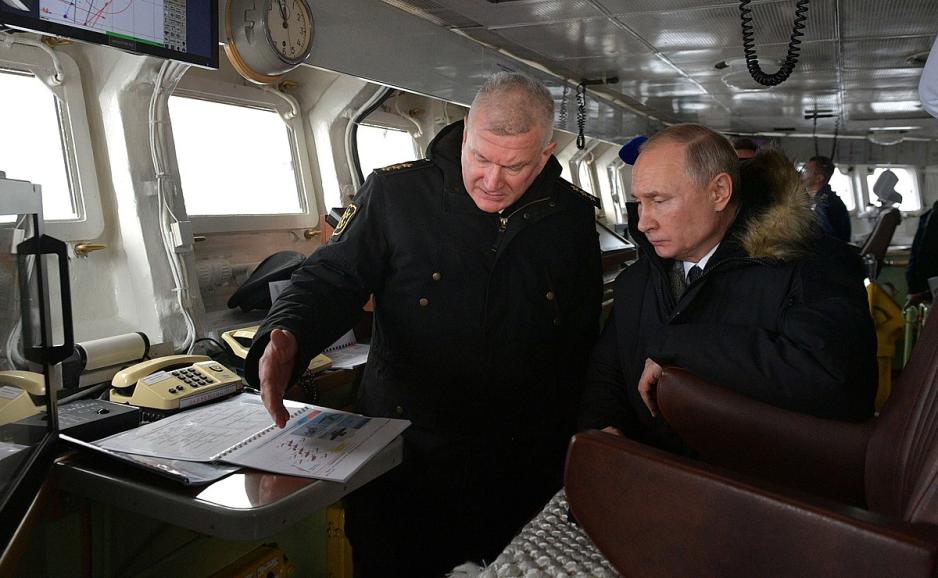 Admiral Nikolai Jevmenov og Russlands president Vladimir Putin ved en fellesøvelse for Nord- og Svartehavsflåten i 2020 Admiral Nikolai Jevmenov og Russlands president Vladimir Putin ved en fellesøvelse for Nord- og Svartehavsflåten i 2020.