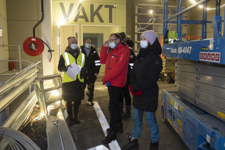 Klima- og miljøministaren på omvisning på den nye miljøstasjonen i Longyearbyen.