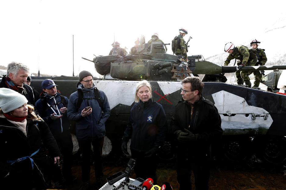De svenske styrkene som nå øver i Nord-Norge med norske og finske styrker, samt styrker fra andre Nato-land, fikk i går besøk av sin statsminister Magdalena Andersson og opposisjonslederen Ulf Kristersson. (Foto: Torbjørn Kjosvold/Forsvaret). De svenske styrkene som nå øver i Nord-Norge med norske og finske styrker, samt styrker fra andre Nato-land, fikk i går besøk av sin statsminister Magdalena Andersson og opposisjonslederen Ulf Kristersson. (Foto: Torbjørn Kjosvold/Forsvaret).