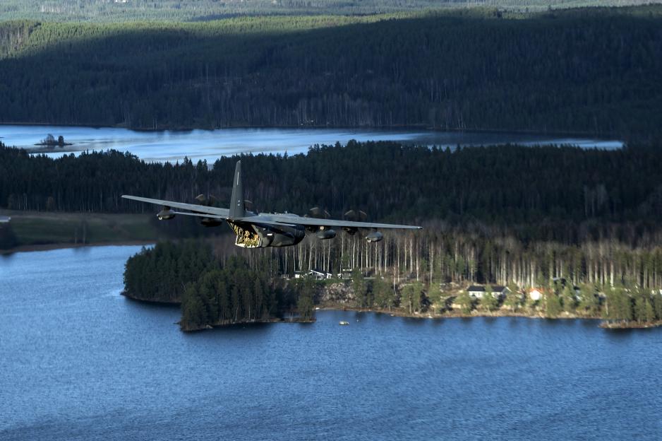Et amerikansk MC-130 transportfly frakter amerikanske og svenske soldater under liknende type øving i fjor. (Foto: Tech. Sgt. Westin Warburton/US Air Force)