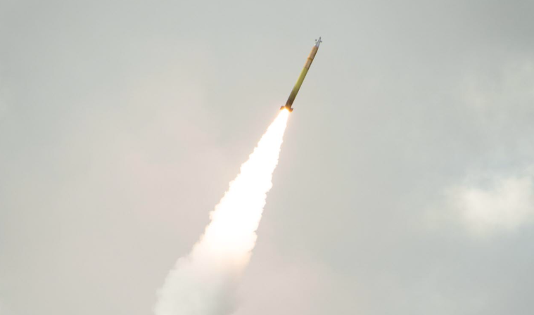 Seks GPS-styrte raketter av typen M31 ble avfyrt mot et mål tre mil unna. (Foto: Hampus Hagstedt/Försvarsmakten)