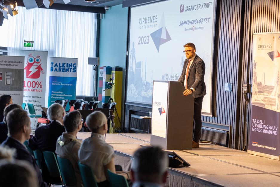 Det norske Barentssekretariatet vil bestå, men med visse endringer, stadfestet Eivind Vad Petersson, statssekretær i Utenriksdepartement, på Kirkeneskonferansen. (Foto: Barentssekretariatet)