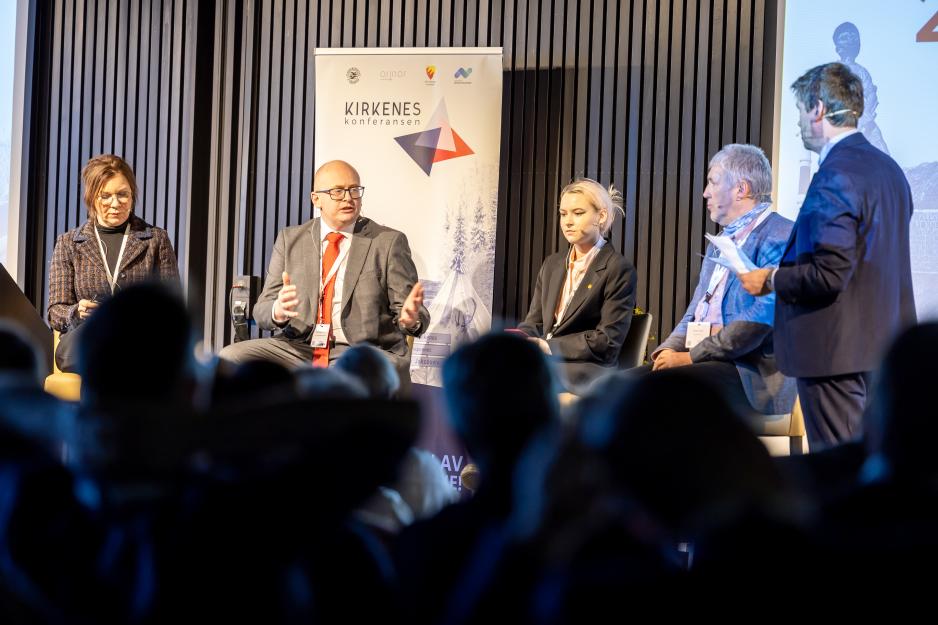Omstilling av Barentssekretariatets arbeid i retning av mer fokus på å støtte norsk samarbeid med finsk og svensk side er i gang, melder sekretariatets leder Lars Georg Fordal (nummer to f.v.). (Foto: Barentssekretariatet)