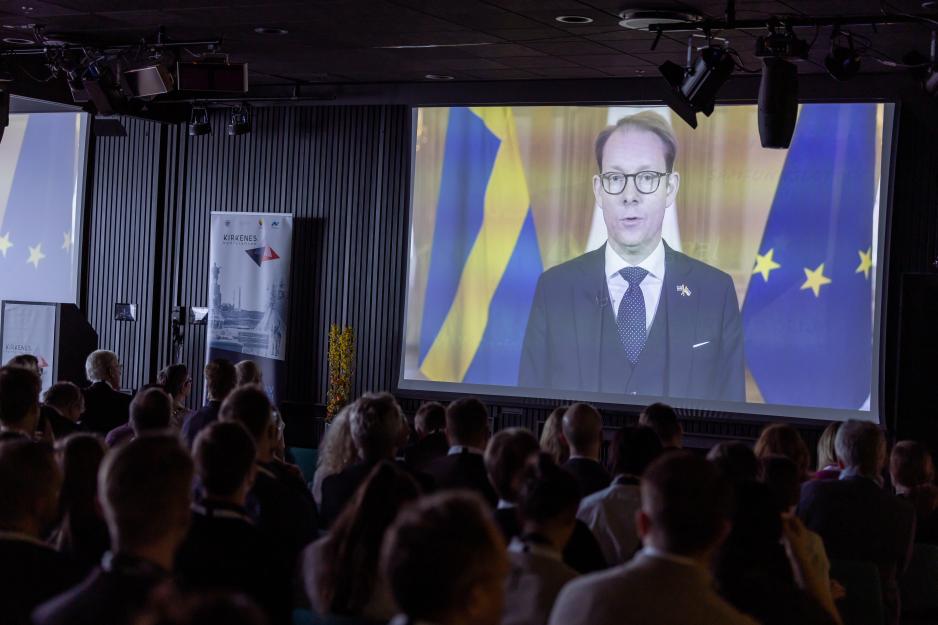 Sveriges utenriksminister Tobias Billström var også med på storskjermen under Kirkeneskonferansen. (Foto: Barentssekretariatet)
