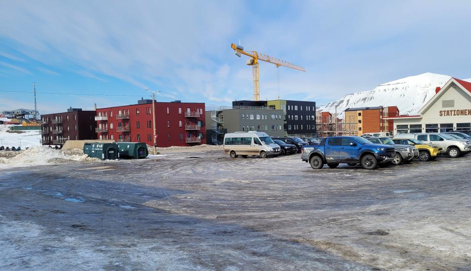 I Longyearbyen er havet og de mektige fjellene stengt ut av stadig flere og større blokker. (Foto: Arne O. Holm) Utsikt Longyearbyen