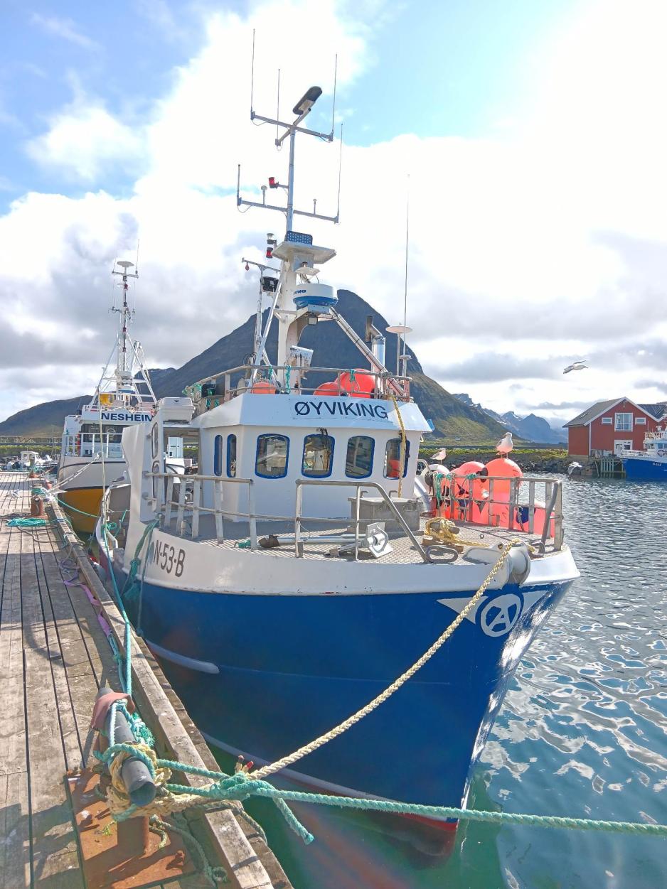 Fiskebåten "Øyviking" til kai ved Ramberg i Lofoten. (Foto: Ole-Martin Hansen). Fiskefartøyet Øyviking