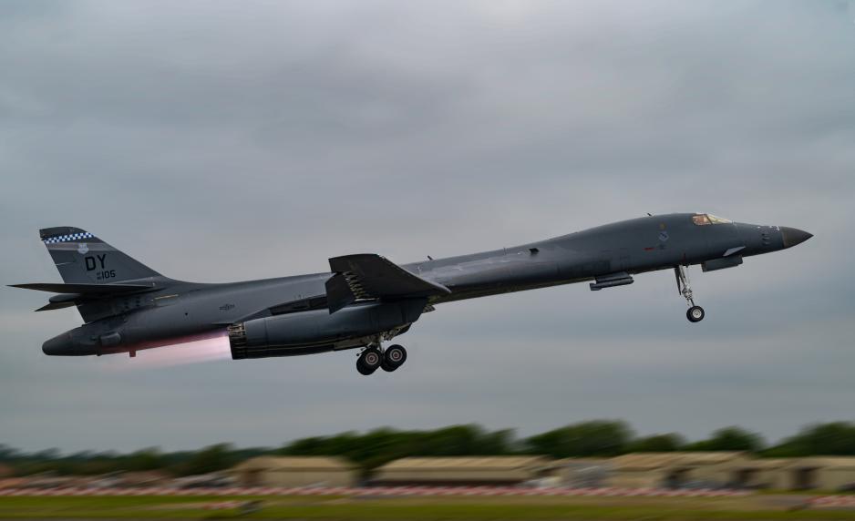 Et amerikansk B-1B Lancer strategisk bombefly letter mandag fra Fairford flystasjon i Storbritannia med kursen nordover. To slike fly, tilhørende USAs luftstyrker i Europa, deltar på et «kontra-maritimt oppdrag» under Arctic Challenge Exercise i nordområdene. (Foto: Josiah Brown/USAs luftforsvar) Amerikansk B-1B Lancer strategisk bombefly