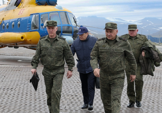 Russlands forsvarsminister Sergei Sjojgu inspiserte nylig forholdene ved Nordflåten. (Foto: Det russiske forsvarsministeriet) Russlands forsvarsminister Sergei Sjojgu