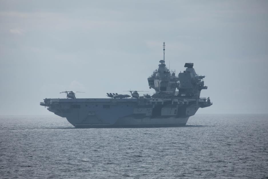 HMS Queen Elizabeth ved norskekysten – her sett fra den norske fregatten KNM Otto Sverdrup. Det britiske hangarskipet er 280 meter langt og veier 65 tonn. Om bord på ferden i Norge er et mannskap på 900 personer, og opptil 40 jagerfly og helikoptre. (Foto: Peder Emanuel Clark Utvik/Forsvaret)