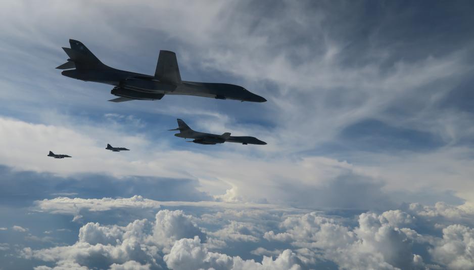 I juni samtrente svenske JAS 39 Gripen jagerfly med amerikanske B-1B Lancer strategiske bombefly ut fra Luleå-Kallax flystasjon i Nord-Sverige. (Foto: Flygvapnet)