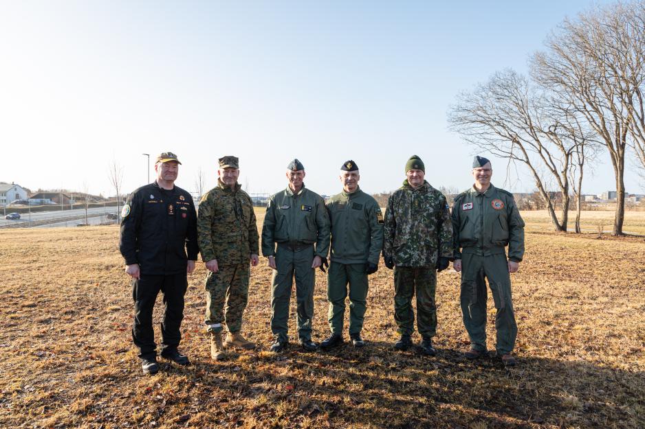 Militære ledere fra Norden og USA ved Bodin leir i Bodø. Fra venstre: Visesjef for USAs 2. flåte, kontreadmiral David Patchell; sjef for Second Marine Aircraft Wing i USAs marinekorps, generalmajor Scott F. Benedict; sjef for det norske luftforsvaret, generalmajor Rolf Folland; sjef for det svenske luftforsvaret, generalmajor Jonas Wikman; sjef for det finske luftforsvaret, generalmajor Juha-Pekka Keränen; samt stabssjef i det danske luftforsvaret, oberst Henrik Hegner Nielsen. (Foto: Fabian Helmersen / For