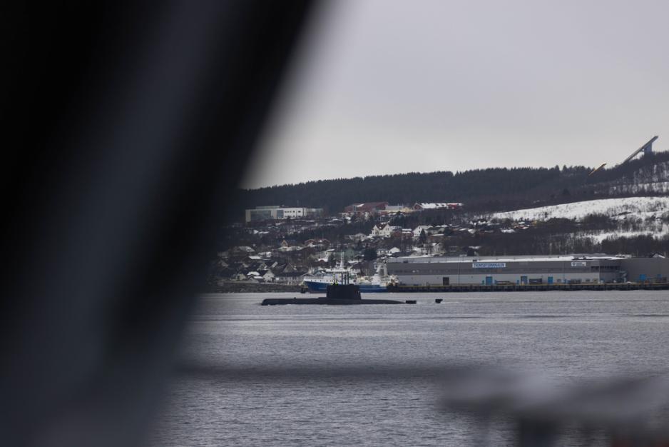 Den norske ubåten KNM Utvær seiler forbi Skattøra på Tromsøya i forbindelse med militærøvelsen Nordic Response 2024. (Foto: Ine Margrethe Stangeland/Forsvaret)