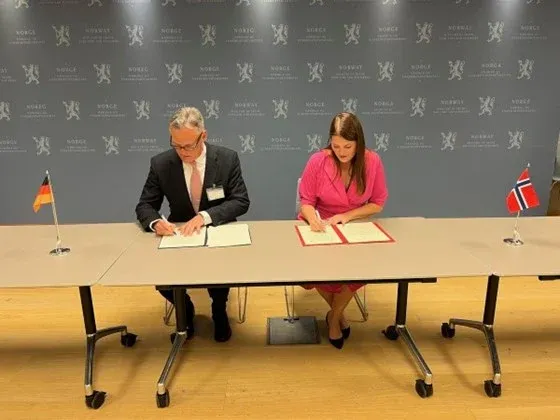 Næringsminister Cecilie Myrseth og Tysklands ambassadør til Norge, Detlef Wächter, skriver under den nye felleserklæringen. (Foto: Nærings- og fiskeridepartementet)