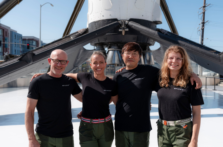 Jannicke Mikkelsen fra Svalbard (andre f.v.) skal fly i polar bane rundt jorda sammen med Eric Philips (Australia), Chun Wang (Kina/Malta) og Rabea Rogge (Tyskland). (Foto: SpaceX) Jannicke Mikkelsen fra Svalbard (andre f.v.) skal fly i polar bane rundt jorda sammen med Eric Philips (Australia), Chun Wang (Kina/Malta) og Rabea Rogge (Tyskland). (Foto: SpaceX)