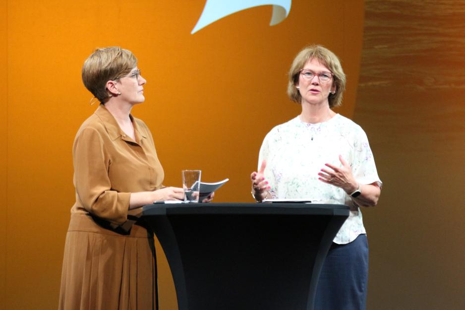 Sjefredaktør i Altinget, Veslemøy Østrem og professor Lise Øvreås ved Universitetet i Bergen debatterer havbunnsmineraler på Arendalsuka. (Foto: Trine Jonassen)