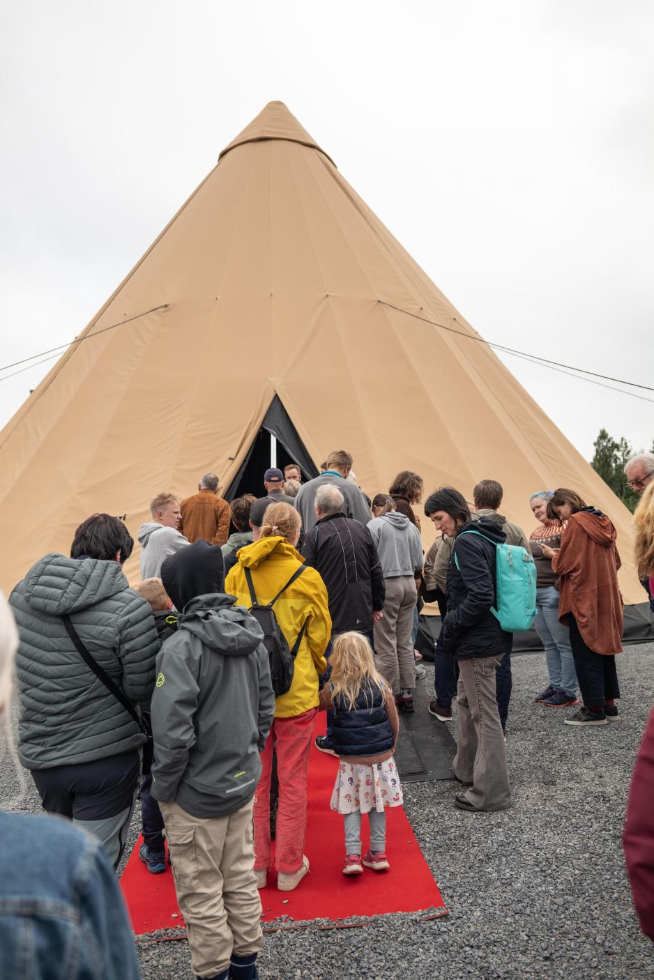 Skuelystne på vei inn i scene-lavvoen. (Foto: Knut Åserud)