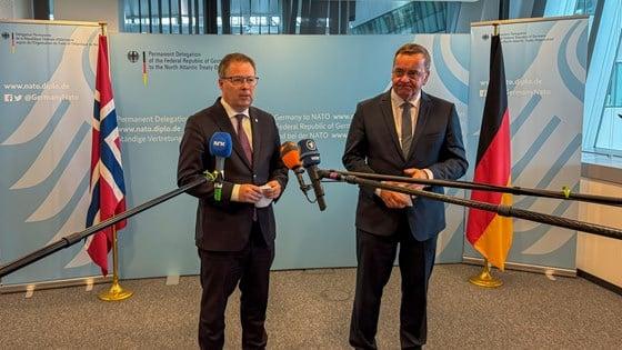 Norges forsvarsminister Bjørn Arild Gram og Tysklands forsvarsminister Boris Pistorius tar til orde for at Natos maritime senter for sikring av kritisk undersjøisk infrastruktur (CUI) skal suppleres med regionale nav. (Foto: Lars Gjemble/Forsvarsdepartementet) Norges forsvarsminister Bjørn Arild Gram og Tysklands forsvarsminister Boris Pistorius tar til orde for at Natos maritime senter for sikring av kritisk undersjøisk infrastruktur (CUI) skal suppleres med regionale nav. (Foto: Lars Gjemble/Forsvarsdepartementet)