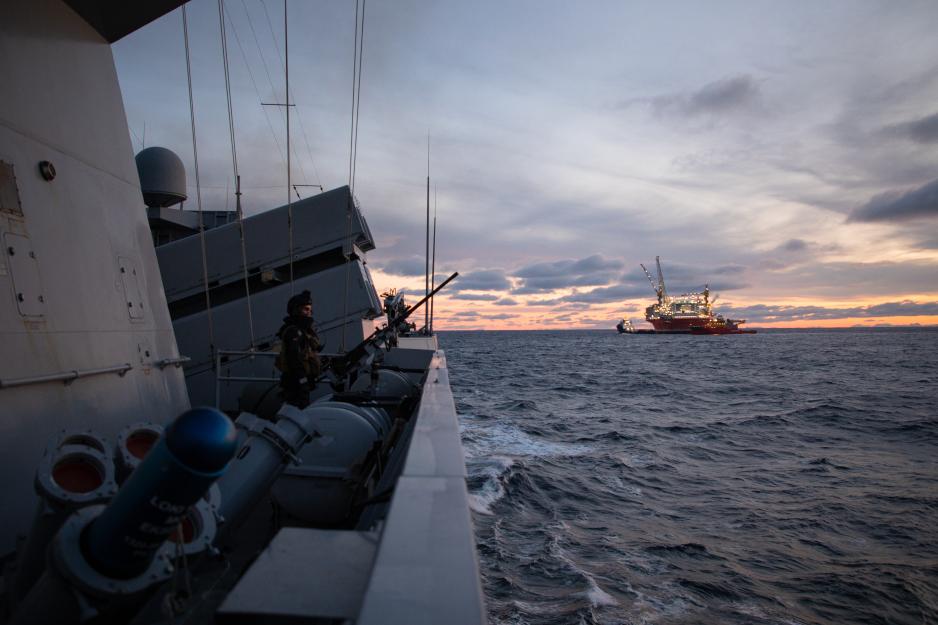 Norge og Tyskland vil utvide Natos innsats for å beskytte kritisk undersjøisk infrastruktur. Her patruljeres oljefeltet Goliat i Barentshavet av den norske fregatten KNM Fridtjof Nansen. Nordvest for dette ligger gassfeltet Snøhvit, som har en 143 kilometer lang rørledning til LNG-anlegget på Melkøya utenfor Hammerfest. Derfra eksporteres gass til Europa. (Foto: Ørjan Andreassen/Forsvaret) Norge og Tyskland vil utvide Natos innsats for å beskytte kritisk undersjøisk infrastruktur. Her patruljeres oljefeltet Goliat i Barentshavet av den norske fregatten KNM Fridtjof Nansen. Nordvest for dette ligger gassfeltet Snøhvit, som har en 143 kilometer lang rørledning til LNG-anlegget på Melkøya utenfor Hammerfest. Derfra eksporteres gass til Europa. (Foto: Ørjan Andreassen/Forsvaret)