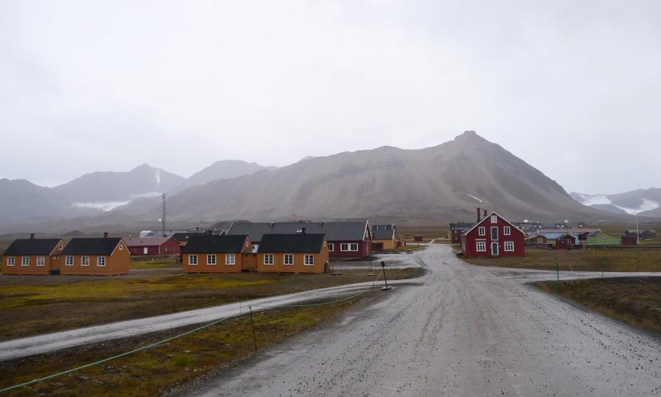 I Ny-Ålesund, som ligger på sørsiden av Kongsfjorden på Svalbard, drives verdens nordligste helårige forskningsstasjon. (Foto: Katinka Vaag Prestøy/Klima- og miljødepartementet) I Ny-Ålesund, som ligger på sørsiden av Kongsfjorden på Svalbard, drives verdens nordligste helårige forskningsstasjon. (Foto: Katinka Vaag Prestøy/Klima- og miljødepartementet)