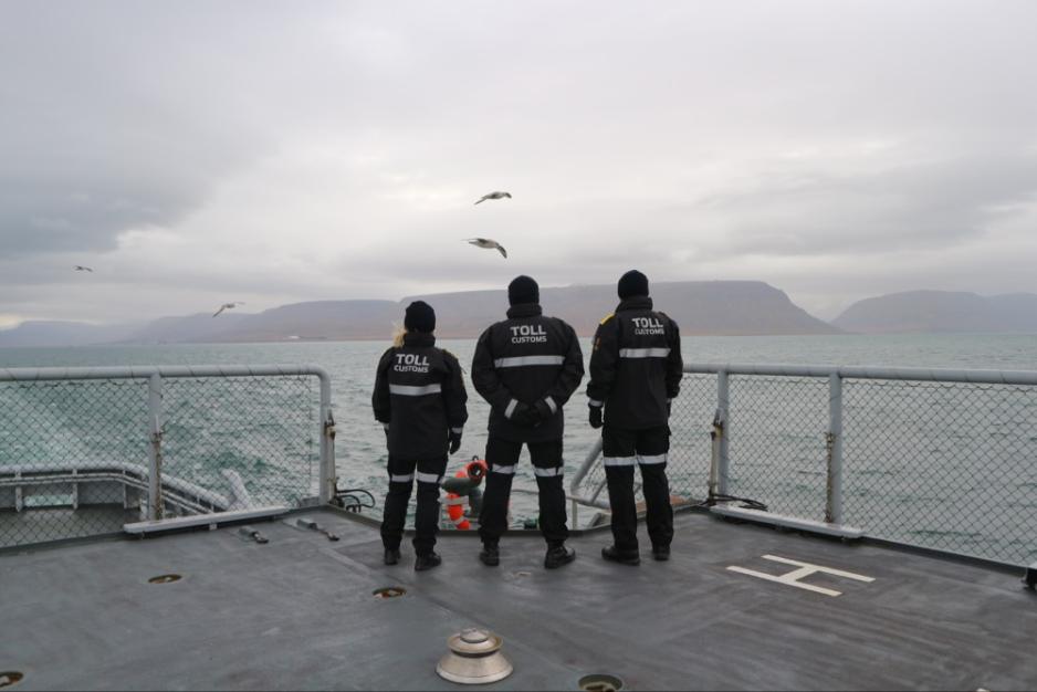 Tjenestepersoner i Tolletaten på Svalbard. De fører kontroll med vareførselen blant annet for å hindre grensekryssende kriminalitet, sikre at Norge oppfyller internasjonale forpliktelser og hindre at Svalbard brukes til omgåelse av sanskjons- og eksportkontrollregelverket. (Foto: Tolletaten/TV 2) Tjenestepersoner i Tolletaten på Svalbard. De fører kontroll med vareførselen blant annet for å hindre grensekryssende kriminalitet, sikre at Norge oppfyller internasjonale forpliktelser og hindre at Svalbard brukes til omgåelse av sanskjons- og eksportkontrollregelverket. (Foto: Tolletaten/TV 2)