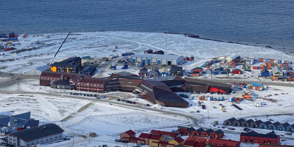 Universitetssenteret på Svalbard (UNIS) holder til i Svalbard forskningspark i Longyearbyen, som ble åpnet i 2006. Forskningsparken er også lokasjon for blant annet Svalbard museum, Norsk Polarinstitutts kontor i Longyearbyen og Forskningsrådets svalbardkontor. (Foto: Bjørn Christian Tørrissen) Universitetssenteret på Svalbard (UNIS) holder til i Svalbard forskningspark i Longyearbyen, som ble åpnet i 2006. Forskningsparken er også lokasjon for blant annet Svalbard museum, Norsk Polarinstitutts kontor i Longyearbyen og Forskningsrådets svalbardkontor. (Foto: Bjørn Christian Tørrissen)