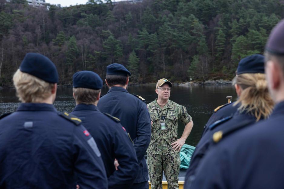 Sjefen for ubåter i Nato, kontreadmiral Bret Grabbe, takker besetningen på KNM Utstein for patruljeringen de har gjennomført for alliansen. (Foto: Malene Flekke/Forsvaret) Sjefen for ubåter i Nato, kontreadmiral Bret Grabbe, takker besetningen på KNM Utstein for patruljeringen de har gjennomført for alliansen. (Foto: Malene Flekke/Forsvaret)