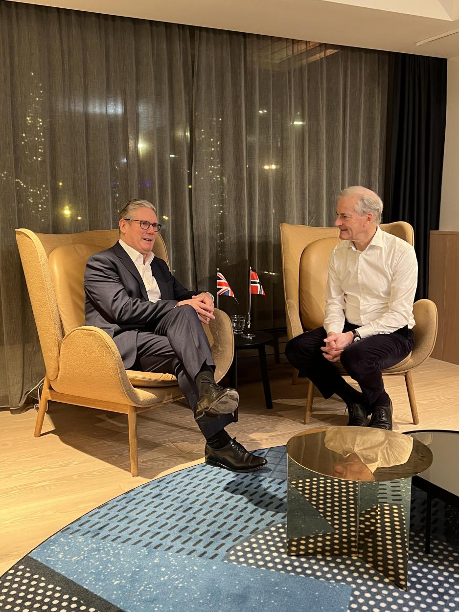 Keir Starmer på sitt første besøk i Norge som britisk statsminister. Her i samtale med statsminister Jonas Gahr Støre. (Foto: Anne Kristin Hjukse/Statsministerens kontor)