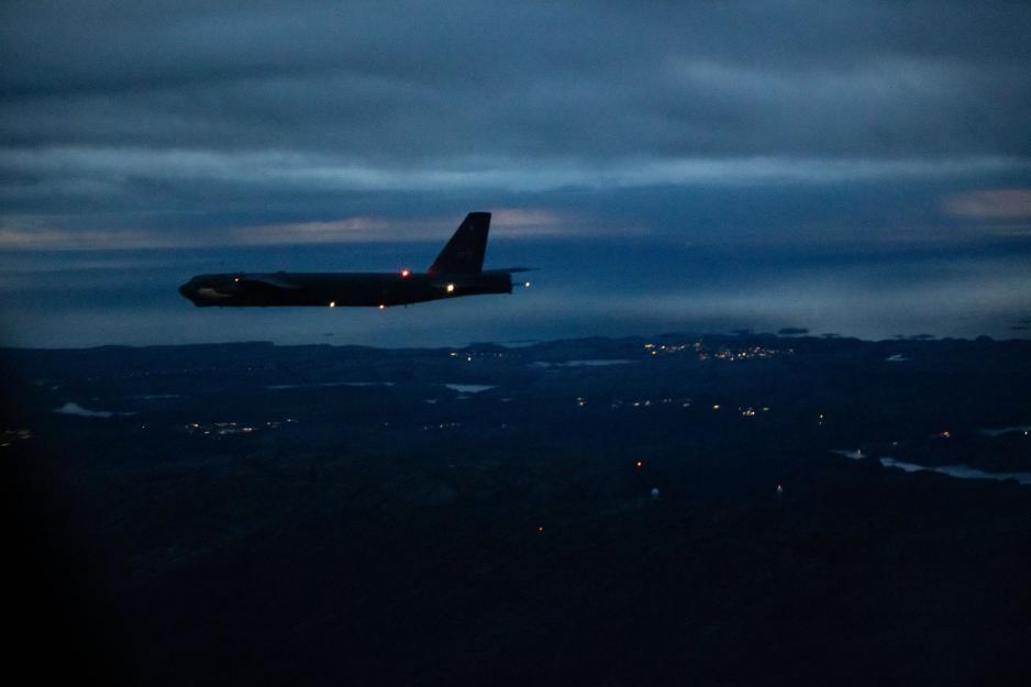 Et amerikansk B-52 bombefly flyr over Bergen på vei nordover for trening med norske og britiske styrker. (Foto: Jacob Cabanero/USAs luftforsvar) Et amerikansk B-52 bombefly flyr over Bergen på vei nordover for trening med norske og britiske styrker. (Foto: Jacob Cabanero/USAs luftforsvar)