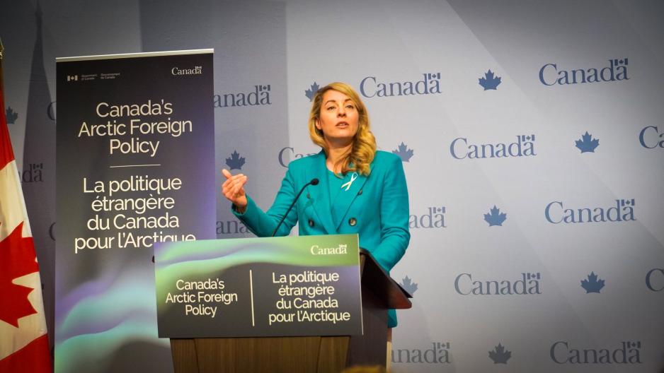 Canadas utenriksminister Mélanie Joly presenterer en ny arktisk strategi med fire hovedsøyler: suverenitetshevdelse, pragmatisk diplomati, lederskap innenfor arktisk samstyring og inkluderende diplomati. (Foto: Mathieu Girard/Global Affairs Canada) Canadas utenriksminister Mélanie Joly presenterer en ny arktisk strategi med fire hovedsøyler: suverenitetshevdelse, pragmatisk diplomati, lederskap innenfor arktisk samstyring og inkluderende diplomati. (Foto: Mathieu Girard/Global Affairs Canada)