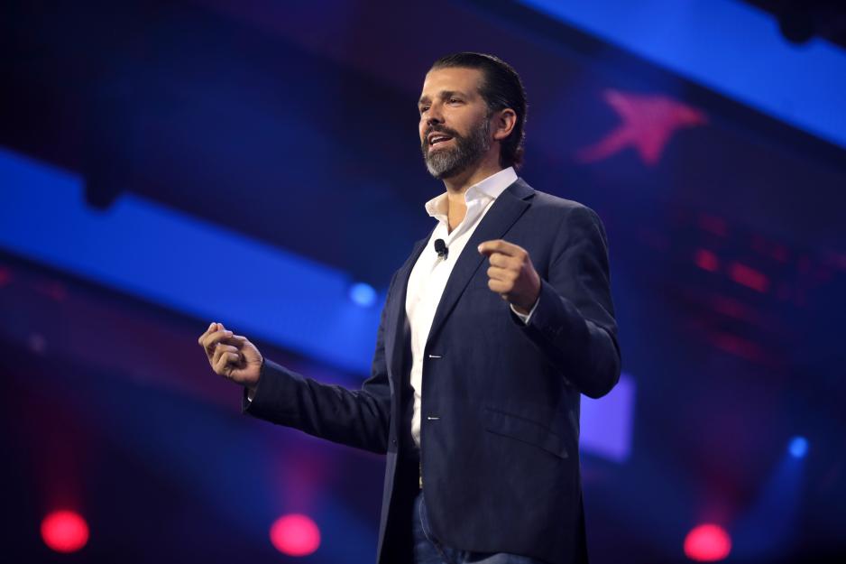 Forretningsmannen Donald Trump jr. er nå på et Grønlandsbesøk som er varslet og fulgt tett av faren Donald J. Trump, som snart gjør gjeninntreden som USAs president. (Foto: Gage Skidmore, CC BY-SA 2.0) Forretningsmannen Donald Trump jr. er nå på et Grønlandsbesøk som er varslet og fulgt tett av faren Donald J. Trump, som snart gjør gjeninntreden som USAs president. (Foto: Gage Skidmore, CC BY-SA 2.0)