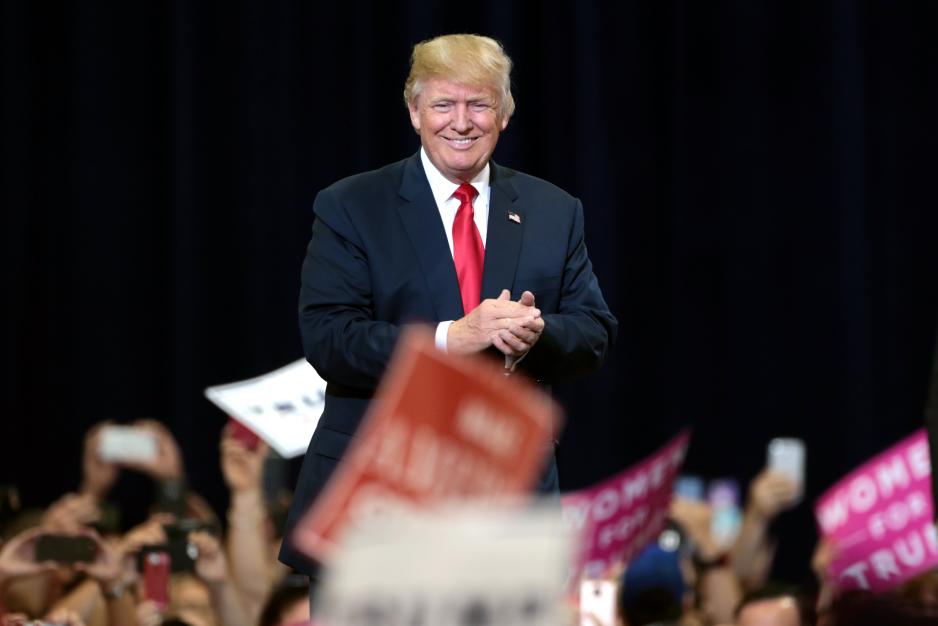 På direkte spørsmål om han vil ekskludere bruk av militær eller økonomisk tvang for å tilegne seg Grønland og Panamakanalen, svarte Donald Trump følgende på en pressekonferanse tirsdag: – Nei, jeg kan ikke love noe når det gjelder dem, men jeg kan si dette: vi trenger dem for økonomisk sikkerhet. (Foto: Gage Skidmore, CC BY-SA 2.0) Donald Trump