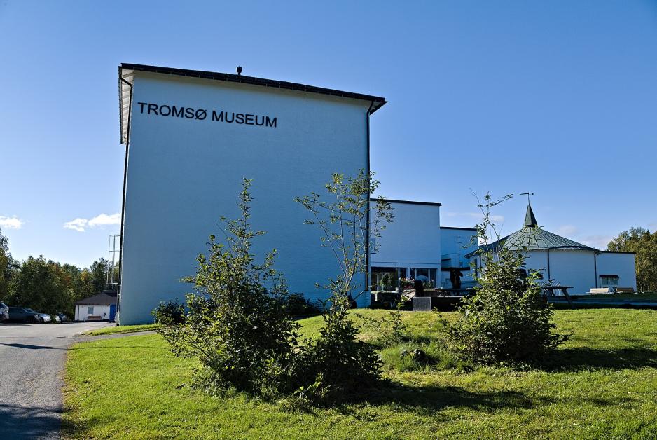 Norges arktiske universitetsmuseum (tidligere Tromsø museum) flyttet inn i dets nåværende hovedlokale i Folkeparken sør på Tromsøya i 1961. Spørsmål om lokalisering av et nytt hovedbygg og midler til bygging av dette har vært i spill over mange år. (Foto: Leonhard Lenz) Norges arktiske universitetsmuseum (tidligere Tromsø museum) flyttet inn i dets nåværende hovedlokale i Folkeparken sør på Tromsøya i 1961. Spørsmål om lokalisering av et nytt hovedbygg og midler til bygging av dette har vært i spill over mange år. (Foto: Leonhard Lenz)