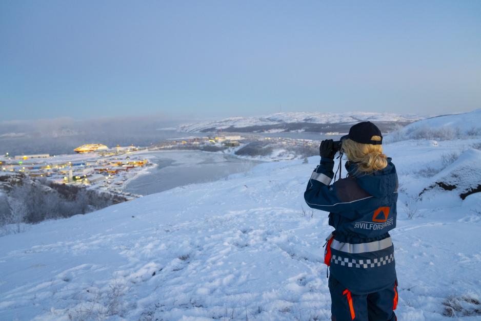 Regjeringen melder at den vil løfte Sivilforsvaret, som er den delen av totalforsvaret som har beskyttelse av sivilbefolkningen som sin hovedoppgave. Her er Sivilforsvaret i Kirkenes i aksjon. (Foto: Stian Olberg/DSB) Regjeringen melder at den vil løfte Sivilforsvaret, som er den delen av totalforsvaret som har beskyttelse av sivilbefolkningen som sin hovedoppgave. Her er Sivilforsvaret i Kirkenes i aksjon. (Foto: Stian Olberg/DSB)