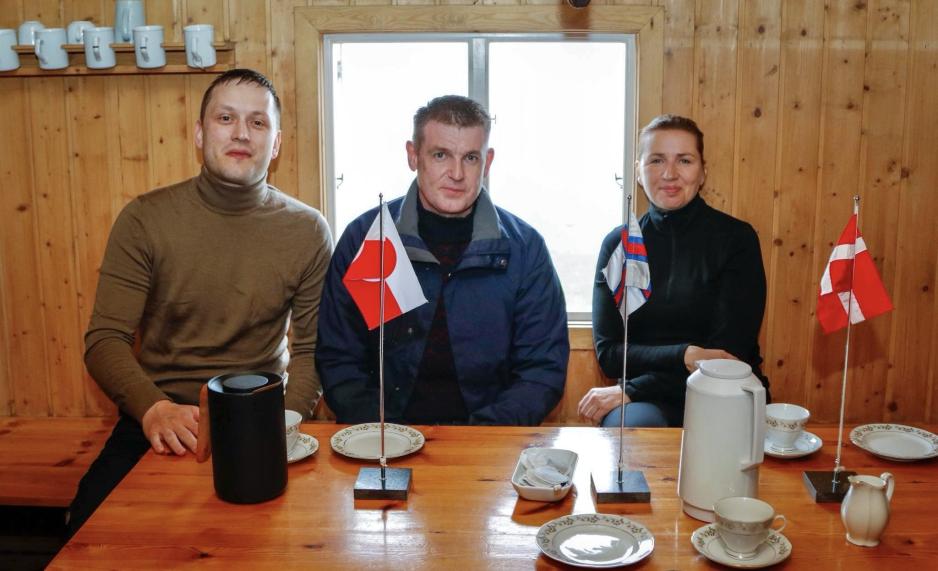 Færøyenes lagmann Aksel V. Johannesen (i midten) har vært vertskap for riksmøte med Jens-Frederik Nielsen, lederen for Grønlands regjering Naalakkersuisut, og Danmarks statsminister Mette Frederiksen. (Foto: Andreas Poulsen/Naalakkersuisut) Færøyenes lagmann Aksel V. Johannesen (i midten) har vært vertskap for riksmøte med Jens-Frederik Nielsen, lederen for Grønlands regjering Naalakkersuisut, og Danmarks statsminister Mette Frederiksen. (Foto: Andreas Poulsen/Naalakkersuisut)