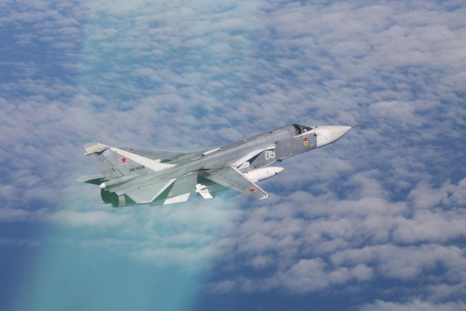 I april fløy et russisk Su-24 kampfly gjennom norsk luftrom over havområder utenfor Vardø. Grensekrenkelsen varte i fire minutter, og var den første av totalt tre så langt i år. Bildet av flyet er tatt ved en annen anledning. (Foto: Forsvaret) I april fløy et russisk Su-24 kampfly gjennom norsk luftrom over havområder utenfor Vardø. Grensekrenkelsen varte i fire minutter, og var den første av totalt tre så langt i år. Bildet av flyet er tatt ved en annen anledning. (Foto: Forsvaret)