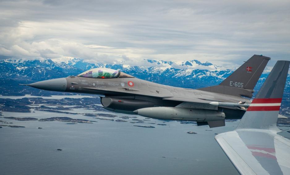 Danske F-16 jagerfly på patrulje over Grønland. (Foto: Det danske forsvaret) Danske F-16 jagerfly på patrulje over Grønland. (Foto: Det danske forsvaret)