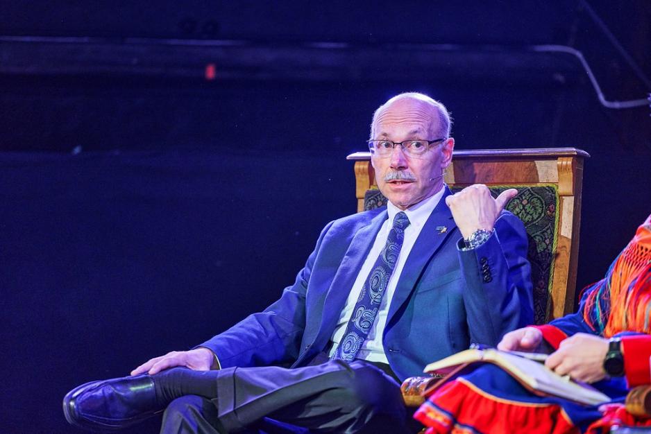 Michael Sfraga var USAs første ambassadør til Arktis noensinne. Han ble nominert til stillingen i 2023 av daværende president Joe Biden, og godkjent av Senatet i september 2024. Som sedvane er ved skifte av presidentadministrasjon, sa Sfraga opp jobben da Donald Trump tiltrådte i januar. Her deltar han på Arktisk sikkerhetskonferanse i Oslo i regi av Fridtjof Nansens Institutt. (Foto: Bård Gudim/FNI) Michael Sfraga var USAs første ambassadør til Arktis noensinne. Han ble nominert til stillingen i 2023 av daværende president Joe Biden, og godkjent av Senatet i september 2024. Som sedvane er ved skifte av presidentadministrasjon, sa Sfraga opp jobben da Donald Trump tiltrådte i januar. Her deltar han på Arktisk sikkerhetskonferanse i Oslo i regi av Fridtjof Nansens Institutt. (Foto: Bård Gudim/FNI)