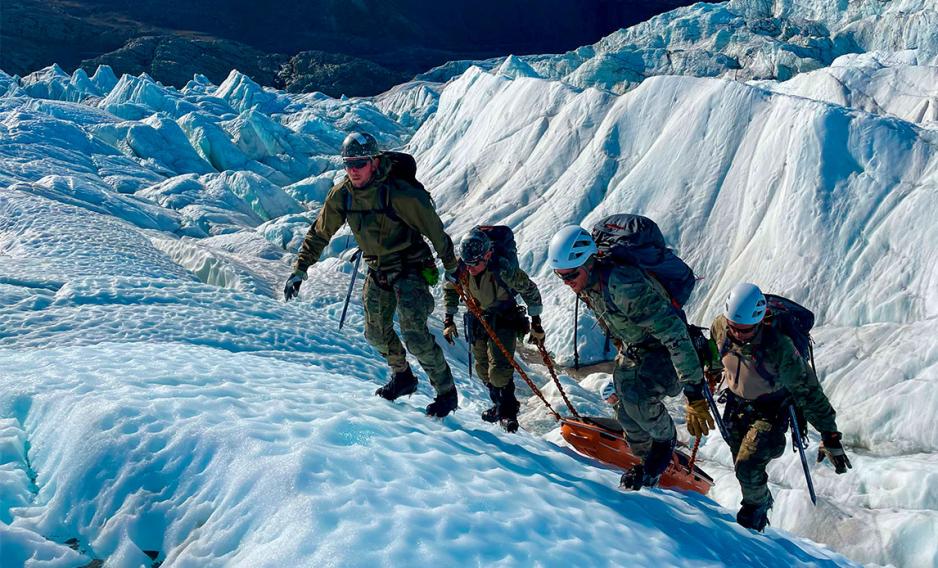 Danske soldater under trening på redningsarbeid på Øst-Grønland i sommer. (Foto: Det danske forsvaret) Danske soldater under trening på redningsarbeid på Øst-Grønland i sommer. (Foto: Det danske forsvaret)