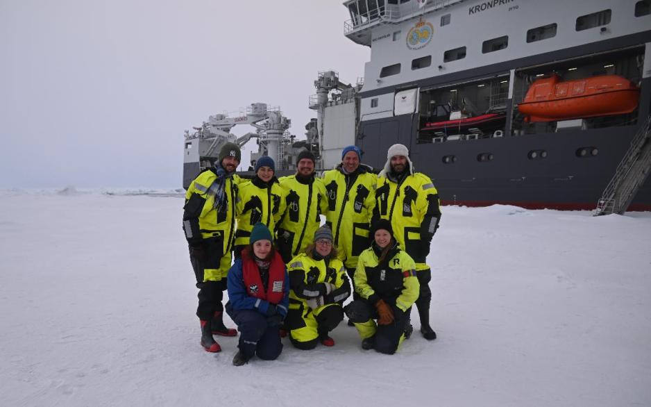 Ekspedisjonsdeltakerne fra UiT samlet på Nordpolen. (Foto: Henry Patton) Arctic Ocean Expedition 2025