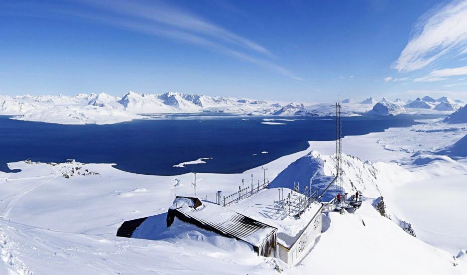 Zeppelinobservatoriet på Zeppelinfjellet ved Ny-Ålesund på Svalbard. Luftinntaket til stasjonen står på taket sammen med andre måleinstrumenter. (Foto: Ove Hermansen/NILU) Zeppelinobservatoriet på Zeppelinfjellet ved Ny-Ålesund på Svalbard. Luftinntaket til stasjonen står på taket sammen med andre måleinstrumenter. (Foto: Ove Hermansen/NILU)