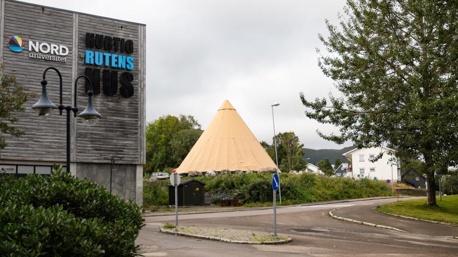 Scene-lavvoen ruver i terrenget ved Hurtigrutens Hus på Stokmarknes. >