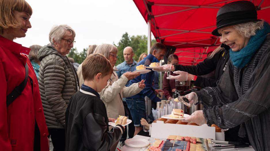 BILDEGALLERI: Flere glimt fra feiringen på Stokmarknes av landsdelens nye arena for omreisende scenekunstforestillinger og andre lokalt initierte kulturopplevelser. (Alle foto: Knut Åserud) >