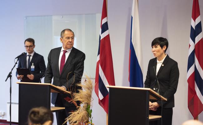 Russlands utenriksminister Sergej Lavrov og Norges utenriksminister Ine Eriksen Søreide i Kirkenes. Russlands utenriksminister Sergej Lavrov og Norges utenriksminister Ine Eriksen Søreide i Kirkenes.