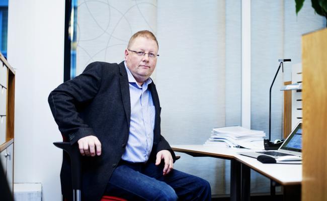 Trond Davidsen er viseadministrerende direktør i bransjeorganisasjonen Sjømat Norge, landsforeningen for fiskeri- og havbruksnæringen. Han sier flere bedrifter nå bruker mye tid på å skaffe transport til å frakte laksen. (Foto: Siv Dolmen / Sjømat Norge).  Trond Davidsen