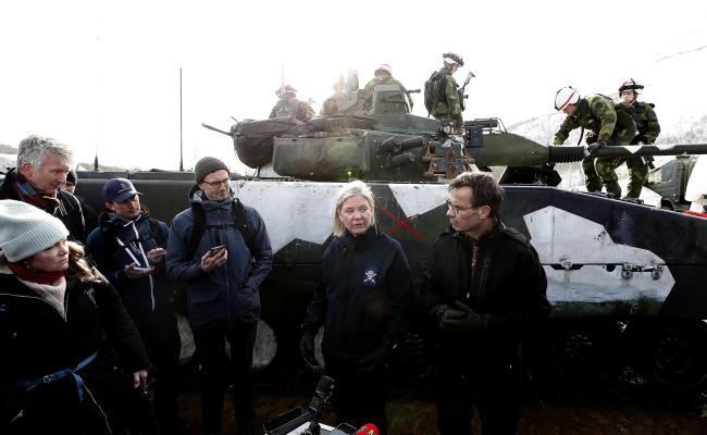 De svenske styrkene som nå øver i Nord-Norge med norske og finske styrker, samt styrker fra andre Nato-land, fikk i går besøk av sin statsminister Magdalena Andersson og opposisjonslederen Ulf Kristersson. (Foto: Torbjørn Kjosvold/Forsvaret). De svenske styrkene som nå øver i Nord-Norge med norske og finske styrker, samt styrker fra andre Nato-land, fikk i går besøk av sin statsminister Magdalena Andersson og opposisjonslederen Ulf Kristersson. (Foto: Torbjørn Kjosvold/Forsvaret).