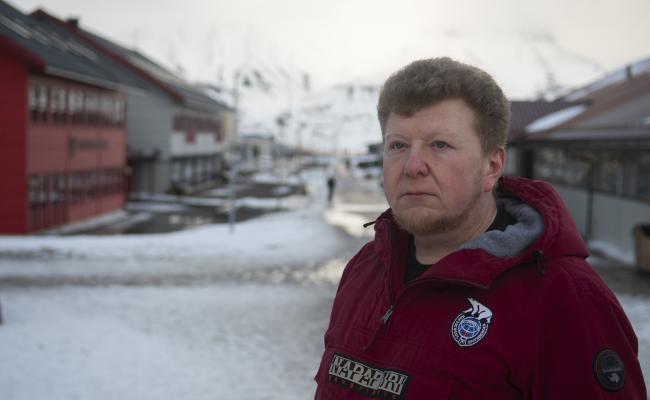 Timofey Rogozhin bur no i Longyearbyen. 16 timar i døgnet jobbar han med ein eigen informasjonskampanje om krigen i Ukraina. (Foto: Line Nagell Ylvisåker) Timofey Rogozhin bur no i Longyearbyen