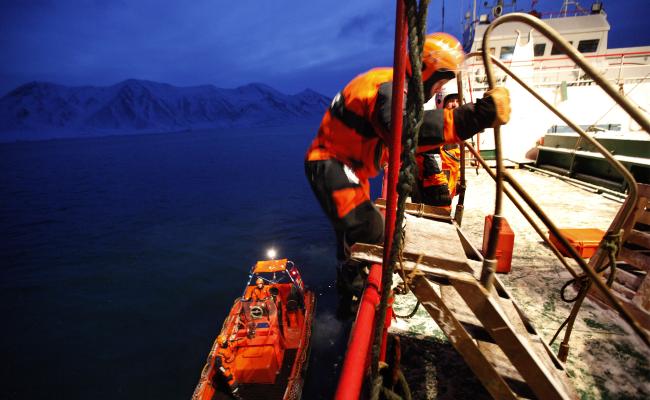Fiskeriinspeksjon med mannskap fra Kystvakten Fiskeriinspeksjon med mannskap fra Kystvakten