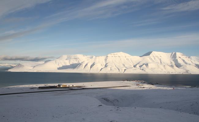 Svalbard lufthavn i Longyearbyen. (Foto: Erlend Bjørtvedt/Wikimedia Commons) Svalbard lufthavn i Longyearbyen. (Foto: Erlend Bjørtvedt/Wikimedia Commons)